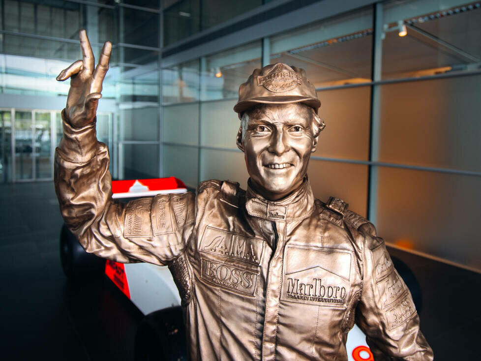 Niki Lauda als Bornzestatue in der McLaren-Fabrik in Woking