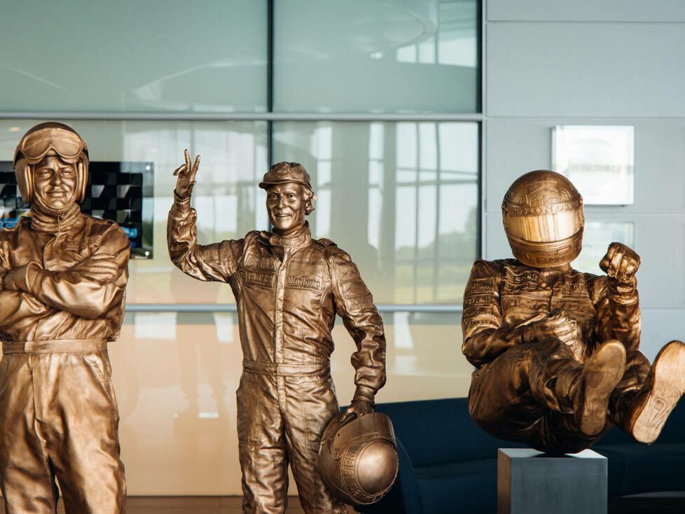 Bruce McLaren, Niki Lauda, Ayrton Senna Niki Lauda als Bornzestatuen in der McLaren-Fabrik in Woking