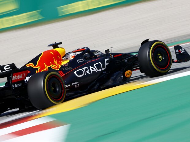 Titel-Bild zur News: Max Verstappen (Red Bull RB18) im Training zum Formel-1-Rennen in Spanien 2022