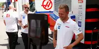 Kevin Magnussen am Paddock-Roboter