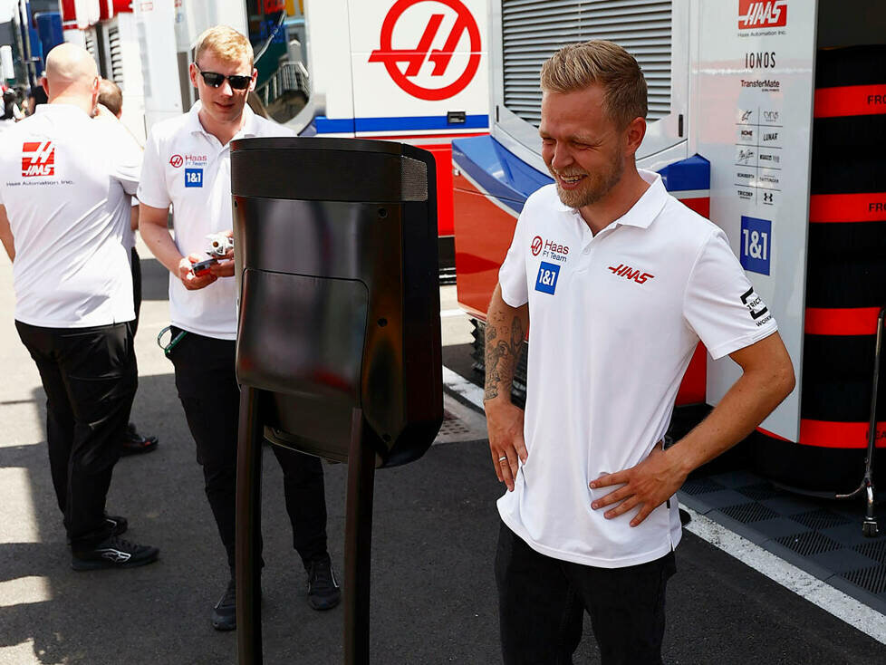 Kevin Magnussen am Paddock-Roboter