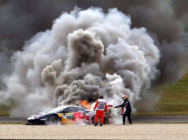 Titel-Bild zur News: Felipe Fragas AF-Corse-Ferrari brennt beim DTM-Qualifying auf dem Lausitzring 2022 ab