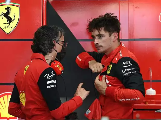 Ferrari-Rennleiter Laurent Mekies im Gespräch mit Charles Leclerc Titel-Bild zur News: Ferrari-Rennleiter Laurent Mekies im Gespräch mit Charles Leclerc