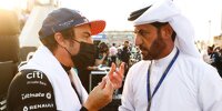 Fernando Alonso im Gespräch mit FIA-Präsident Mohammed bin Sulayem