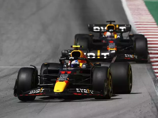 Sergio Perez vor Max Verstappen (Red Bull RB18) beim Formel-1-Rennen in Spanien 2022 Titel-Bild zur News: Sergio Perez vor Max Verstappen (Red Bull RB18) beim Formel-1-Rennen in Spanien 2022