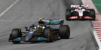 Lewis Hamilton (Mercedes W13) vor Kevin Magnussen (Haas Vf-22) beim Formel-1-Rennen in Spanien 2022