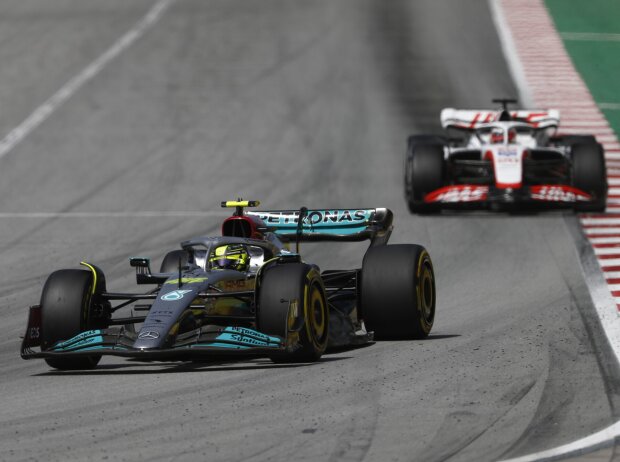 Titel-Bild zur News: Lewis Hamilton (Mercedes W13) vor Kevin Magnussen (Haas Vf-22) beim Formel-1-Rennen in Spanien 2022
