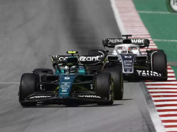 Titel-Bild zur News: Sebastian Vettel (Aston Martin AMR22) vor Pierre Gasly (AlphaTauri AT03) beim Formel-1-Rennen in Barcelona 2022