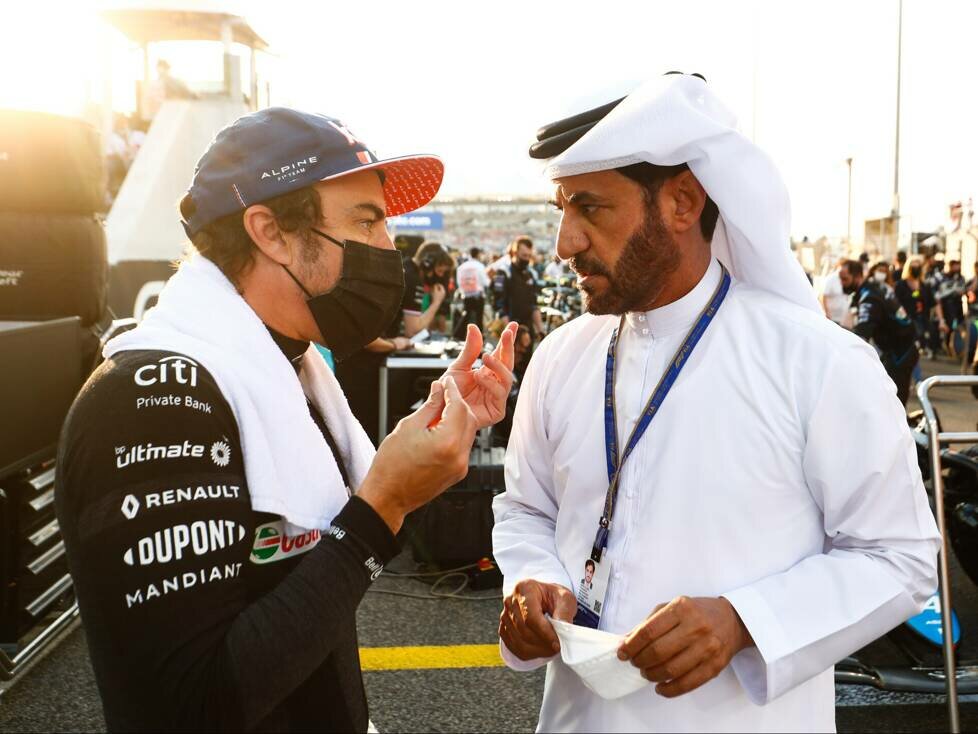 Fernando Alonso im Gespräch mit FIA-Präsident Mohammed bin Sulayem