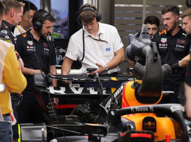 Titel-Bild zur News: Am Heckflügel von Max Verstappen wird vor dem Formel-1-Rennen in Spanien gearbeitet
