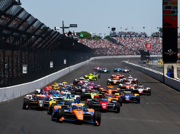 Titel-Bild zur News: Start zum Indy 500 der IndyCar-Saison 2021: Scott Dixon führt