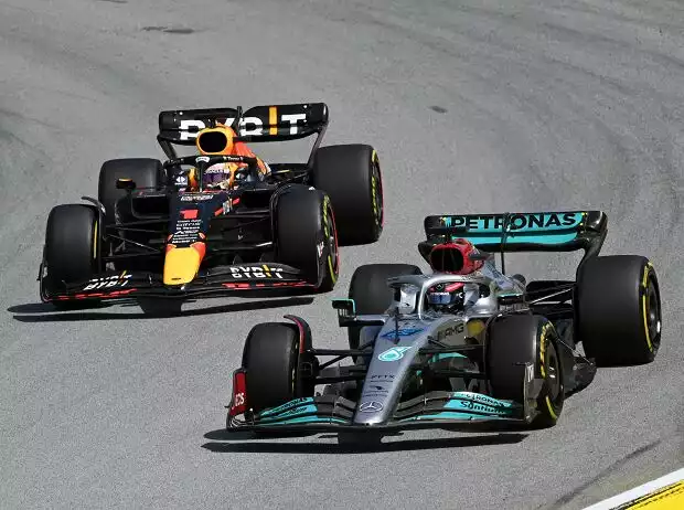 George Russell (Mercedes W13) vor Max Verstappen (Red Bull RB18) beim Formel-1-Rennen in Spanien 2022 Titel-Bild zur News: George Russell (Mercedes W13) vor Max Verstappen (Red Bull RB18) beim Formel-1-Rennen in Spanien 2022