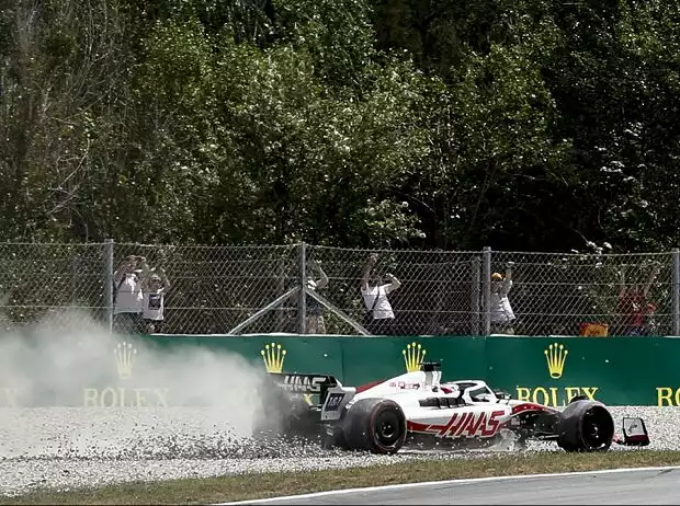 Kevin Magnussen (Haas) pflügt nach einer Kollision mit Lewis Hamiton beim Formel-1-Rennen in Spanien 2022 durch das Kiesbett Titel-Bild zur News: Kevin Magnussen (Haas) pflügt nach einer Kollision mit Lewis Hamiton beim Formel-1-Rennen in Spanien 2022 durch das Kiesbett