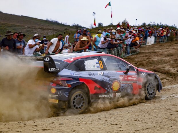 Titel-Bild zur News: Ott Tänak im Schotter bei der Rallye Portugal 2022