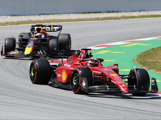 Titel-Bild zur News: Charles Leclerc (Ferrari F1-75) vor Max Verstappen (Red Bull RB18) beim Formel-1-Rennen von Spanien 2022