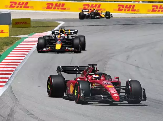 Charles Leclerc (Ferrari F1-75) vor Max Verstappen (Red Bull RB18) beim Formel-1-Rennen in Spanien 2022 Titel-Bild zur News: Charles Leclerc (Ferrari F1-75) vor Max Verstappen (Red Bull RB18) beim Formel-1-Rennen in Spanien 2022