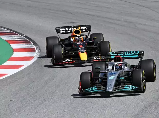 Titel-Bild zur News: George Russell im Mercedes W13 vor Max Verstappen im Red Bull RB18 in Barcelona