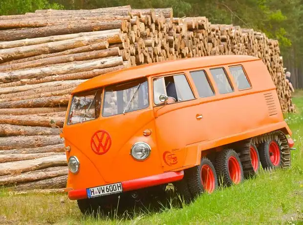 Raupen-Fuchs (1962) VW T1-Unikat mit Gleiskettenantrieb Titel-Bild zur News: Raupen-Fuchs (1962) VW T1-Unikat mit Gleiskettenantrieb