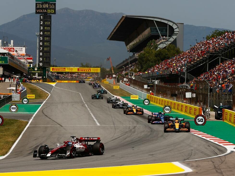 Valtteri Bottas im Alfa Romeo C42 vor dem Mittelfeld beim Spanien-Grand-Prix 2022 in Barcelona