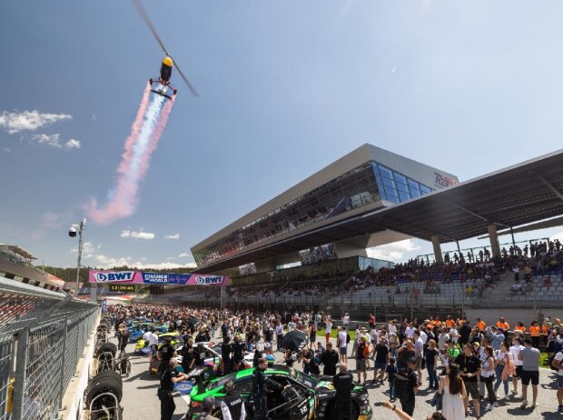 Titel-Bild zur News: Die Red Bull Rotorwings sorgten für Spektakel in der Luft