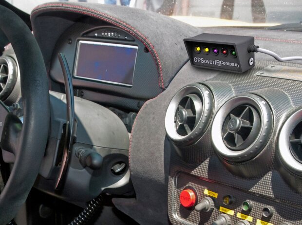 Die Fahrer werden mit LEDs im Cockpit vor Erreichen des Streckenpostens vorgewarnt Die Fahrer werden mit LEDs im Cockpit vor Erreichen des Streckenpostens vorgewarnt