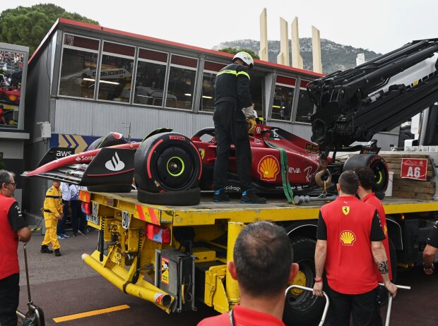 Titel-Bild zur News: Der verunfallte Ferrari F1-75 von Carlos Sainz beim Qulaifying zum Formel-1-Rennen in Monaco