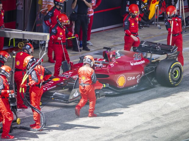 Titel-Bild zur News: Charles Leclerc (Ferrari F1-75) scheidet beim Formel-1-Rennen in Barcelona 2022 aus