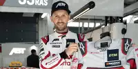 Rene Rast mit seinem Meister-Rennoverall aus dem Jahr 2019