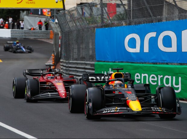 Titel-Bild zur News: Max Verstappen (Red Bull) vor Charles Leclerc (Ferrari) beim Formel-1-Rennen in Monaco 2022