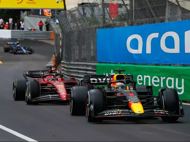 Max Verstappen (Red Bull) vor Charles Leclerc (Ferrari) beim Formel-1-Rennen in Monaco 2022 Titel-Bild zur News: Max Verstappen (Red Bull) vor Charles Leclerc (Ferrari) beim Formel-1-Rennen in Monaco 2022