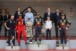 Carlos Sainz (Ferrari), Sergio Perez (Red Bull), Christian Horner und Max Verstappen (Red Bull) 