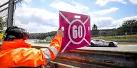 Sportwart zeigt eine Code-60-Tafel