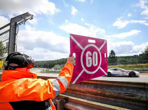 Sportwart zeigt eine Code-60-Tafel Titel-Bild zur News: Sportwart zeigt eine Code-60-Tafel