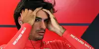 Carlos Sainz rauft sich die Haare in der Ferrari-Box in Melbourne
