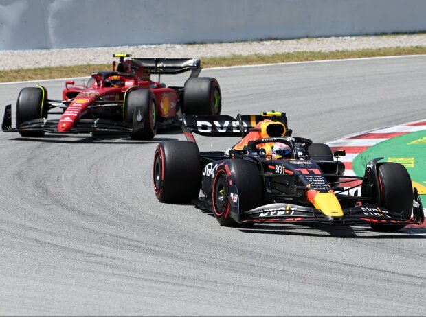 Titel-Bild zur News: Sergio Perez im Red Bull RB18 vor Carlos Sainz im Ferrari F1-75