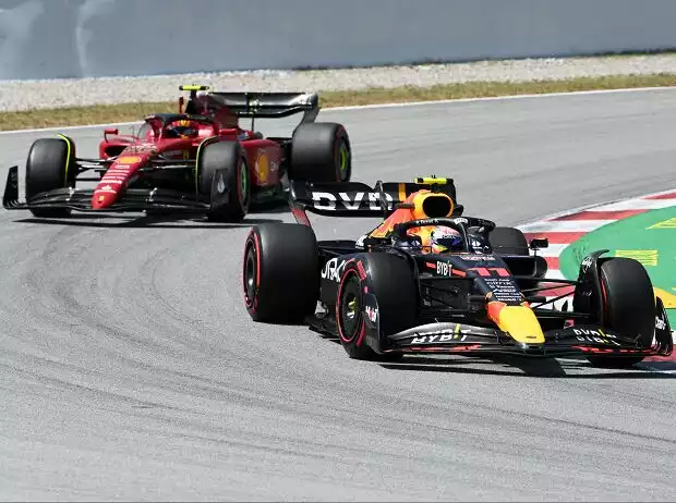 Sergio Perez im Red Bull RB18 vor Carlos Sainz im Ferrari F1-75 Titel-Bild zur News: Sergio Perez im Red Bull RB18 vor Carlos Sainz im Ferrari F1-75