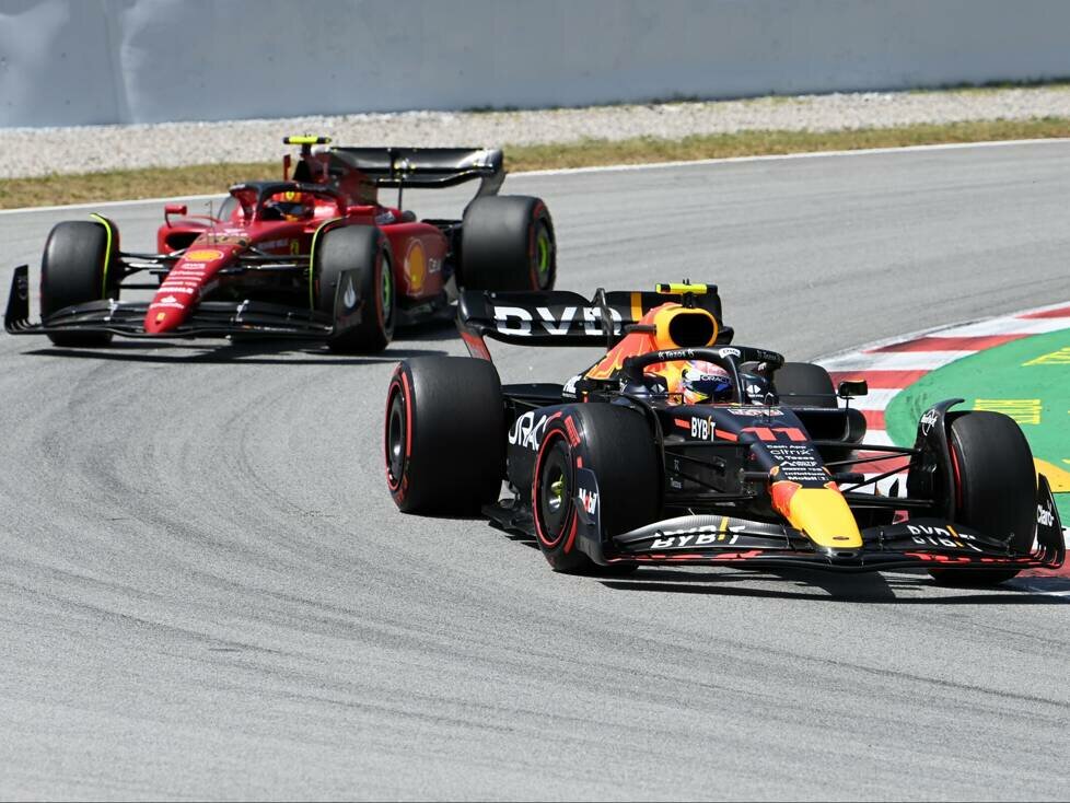 Sergio Perez im Red Bull RB18 vor Carlos Sainz im Ferrari F1-75