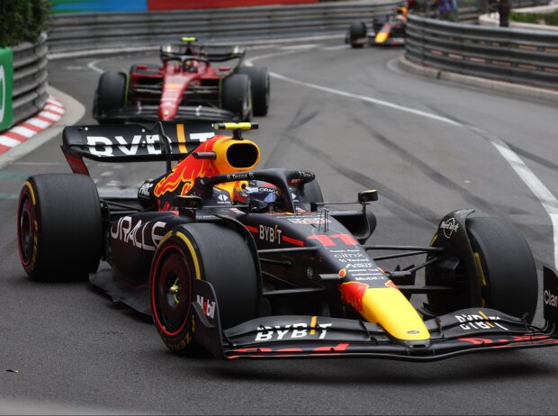 Sergio Perez im Red Bull RB18 vor dem Ferrari F1-75 von Carlos Sainz in Monaco Sergio Perez im Red Bull RB18 vor dem Ferrari F1-75 von Carlos Sainz in Monaco