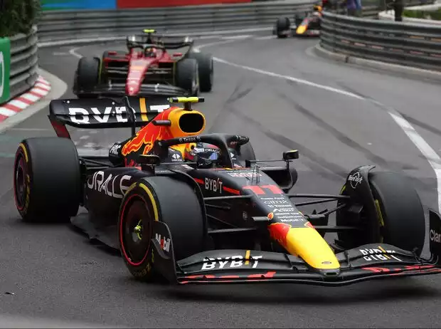 Titel-Bild zur News: Sergio Perez im Red Bull RB18 vor dem Ferrari F1-75 von Carlos Sainz in Monaco