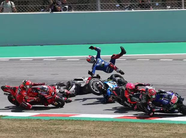 Sturz: Francesco Bagnaia, Takaaki Nakagami, Alex Rins beim Start zum GP Katalonien 2022 in Barcelona Titel-Bild zur News: Sturz: Francesco Bagnaia, Takaaki Nakagami, Alex Rins beim Start zum GP Katalonien 2022 in Barcelona