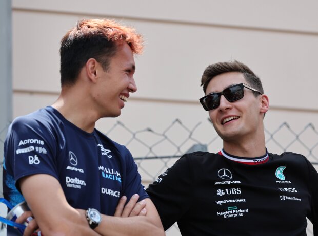 Titel-Bild zur News: Alexander Albon (Williams) und George Russell (Mercedes) schwrzen vor dem Formel-1-Rennen in Monaco 2022
