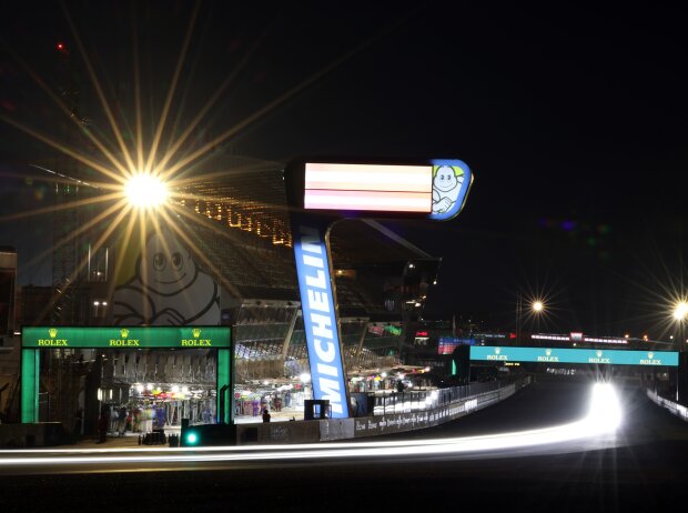 Titel-Bild zur News: 24h Le Mans, Panorama Start-Ziel-Gerade, Langzeitbelichtung