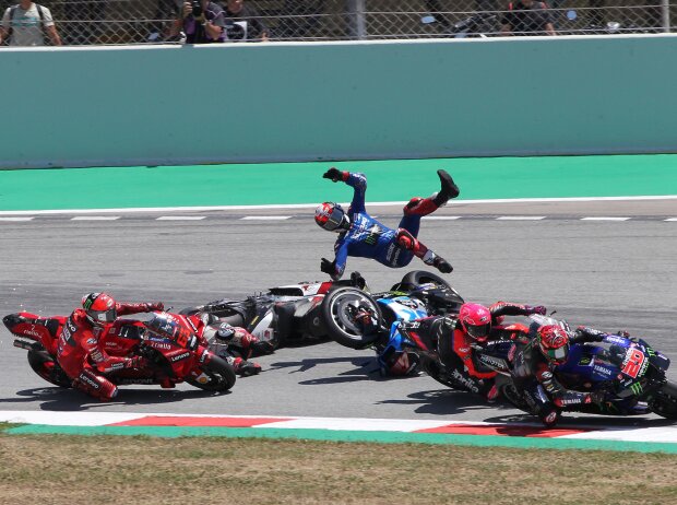 Sturz: Francesco Bagnaia, Takaaki Nakagami, Alex Rins beim Start zum GP Katalonien 2022 in Barcelona Sturz: Francesco Bagnaia, Takaaki Nakagami, Alex Rins beim Start zum GP Katalonien 2022 in Barcelona