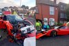 Polizei sucht Ferrari SF90-Fahrer, der in 5 parkende Autos knallt