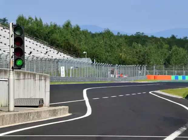 Die Boxenausfahrt am Hungaroring bei Budapest mit der weißen Linie Titel-Bild zur News: Die Boxenausfahrt am Hungaroring bei Budapest mit der weißen Linie