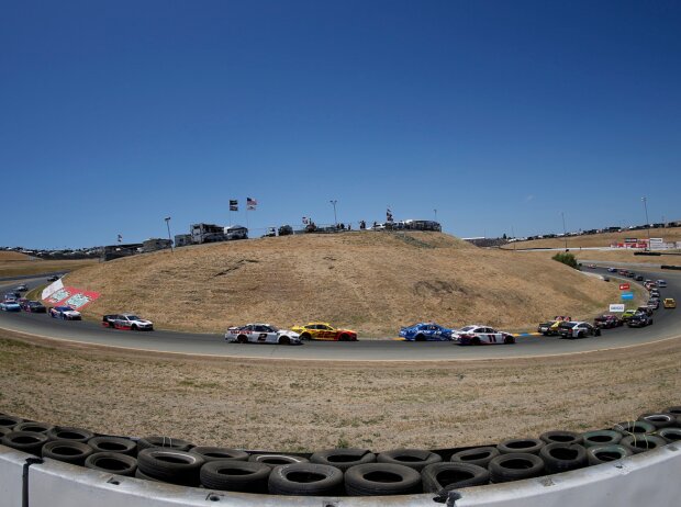 Titel-Bild zur News: NASCAR-Action auf dem Sonoma Raceway