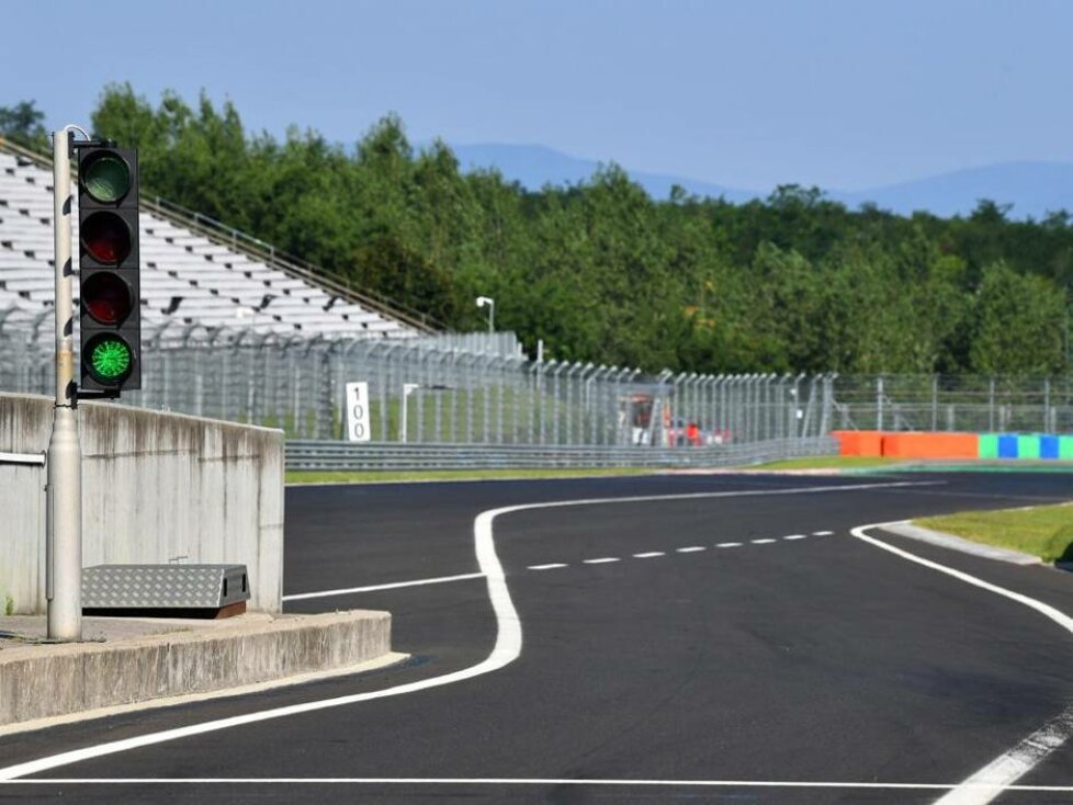 Die Boxenausfahrt am Hungaroring bei Budapest mit der weißen Linie