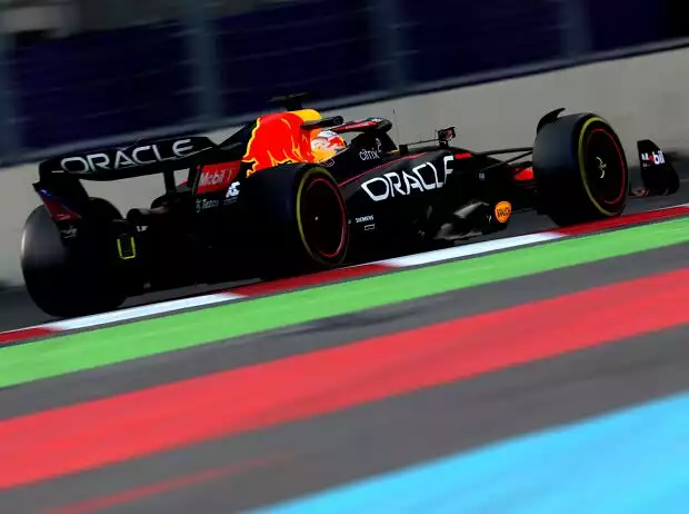 Max Verstappen (Red Bull RB18) im Training zum Formel-1-Rennen in Baku 2022 Titel-Bild zur News: Max Verstappen (Red Bull RB18) im Training zum Formel-1-Rennen in Baku 2022