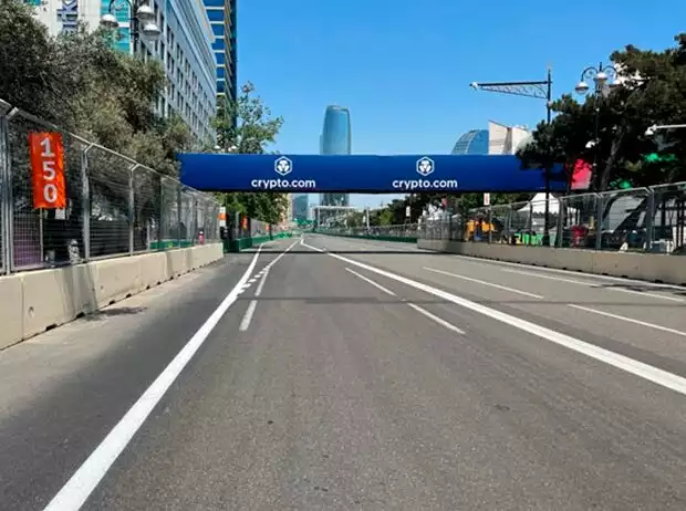 Die Boxeneinfahrt bei der Formel 1 in Baku Titel-Bild zur News: Die Boxeneinfahrt bei der Formel 1 in Baku