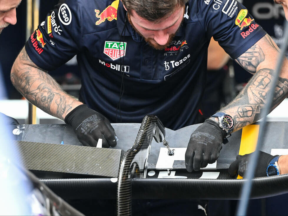 Red Bull arbeitet am Heckflügel von Max Verstappen beim Formel-1-Training in Baku 2022